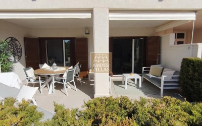 Precioso apartamento de planta baja con terraza grande.